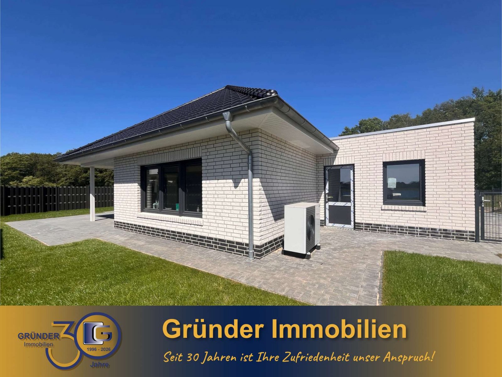 Provisionsfrei für Käufer: Exklusiver KFW 55-Walmdachbungalow am See - Traumhaft