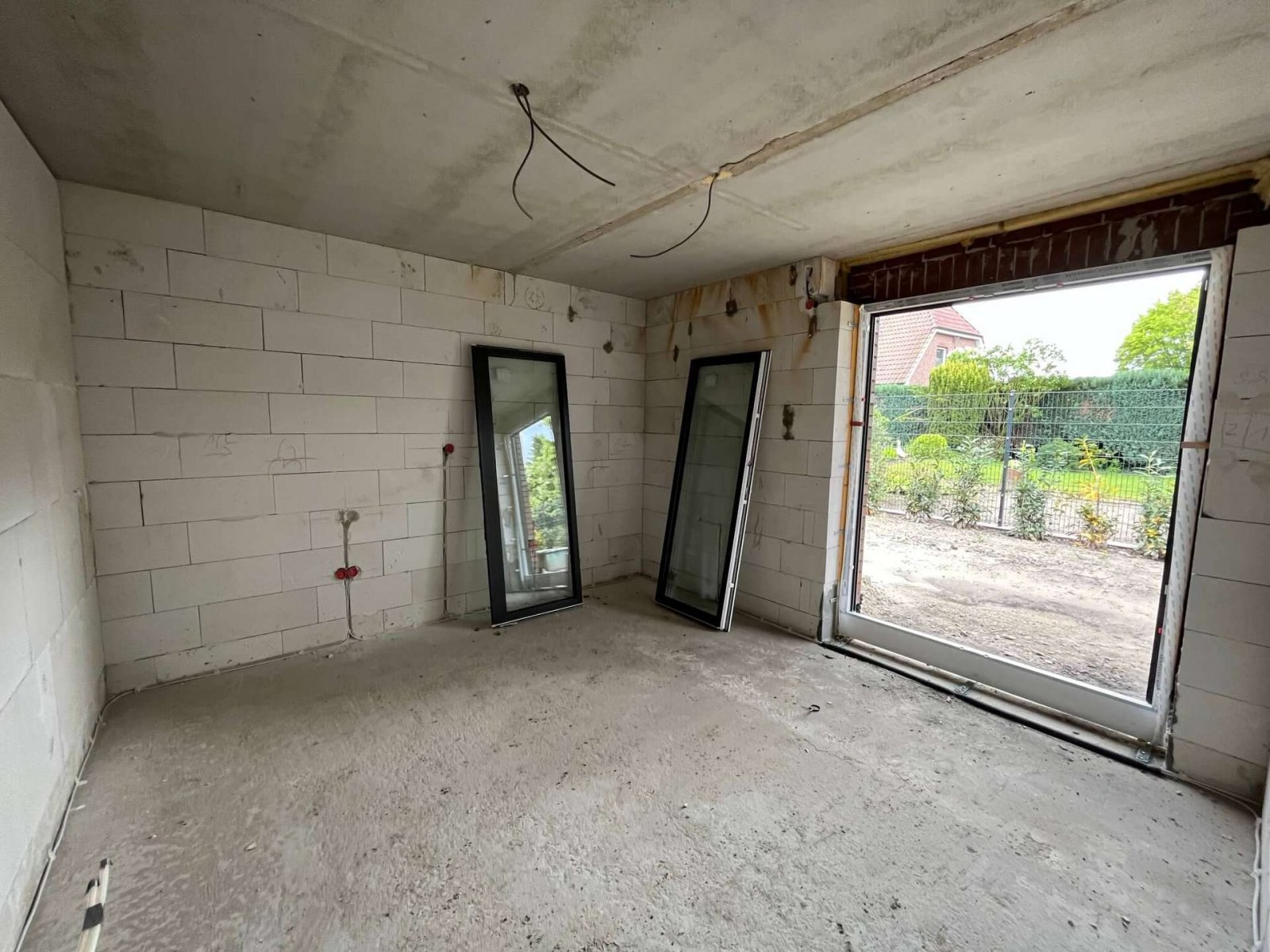 Zentraler geht es nicht! Eleganter Neubauwalmdachbungalow-KfW55 in Bestwohnlage (Lückenbebauung)!