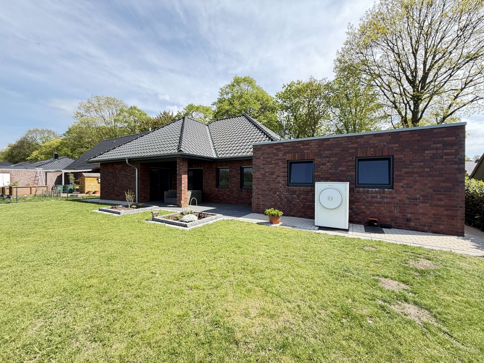 Provisionsfrei für Käufer: Exklusiver Winkelwalmdachbungalow in Naturlage!