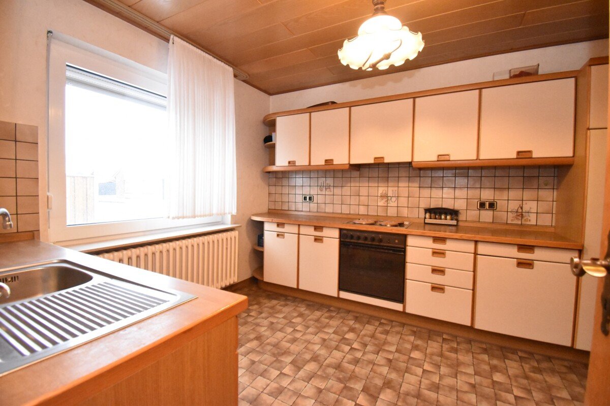 +RESERVIERT+ Provisionsfrei - Modernisierungsbedürftiges Reihenendhaus mit Teilkeller und Garage