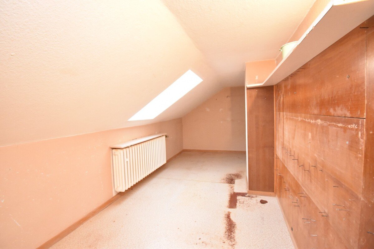 +RESERVIERT+ Provisionsfrei - Modernisierungsbedürftiges Reihenendhaus mit Teilkeller und Garage