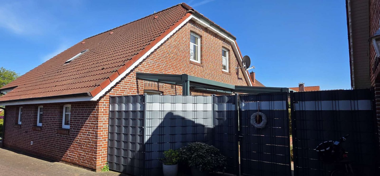 Charakteristisches modernes Fehnhaus mit großem Grundstück