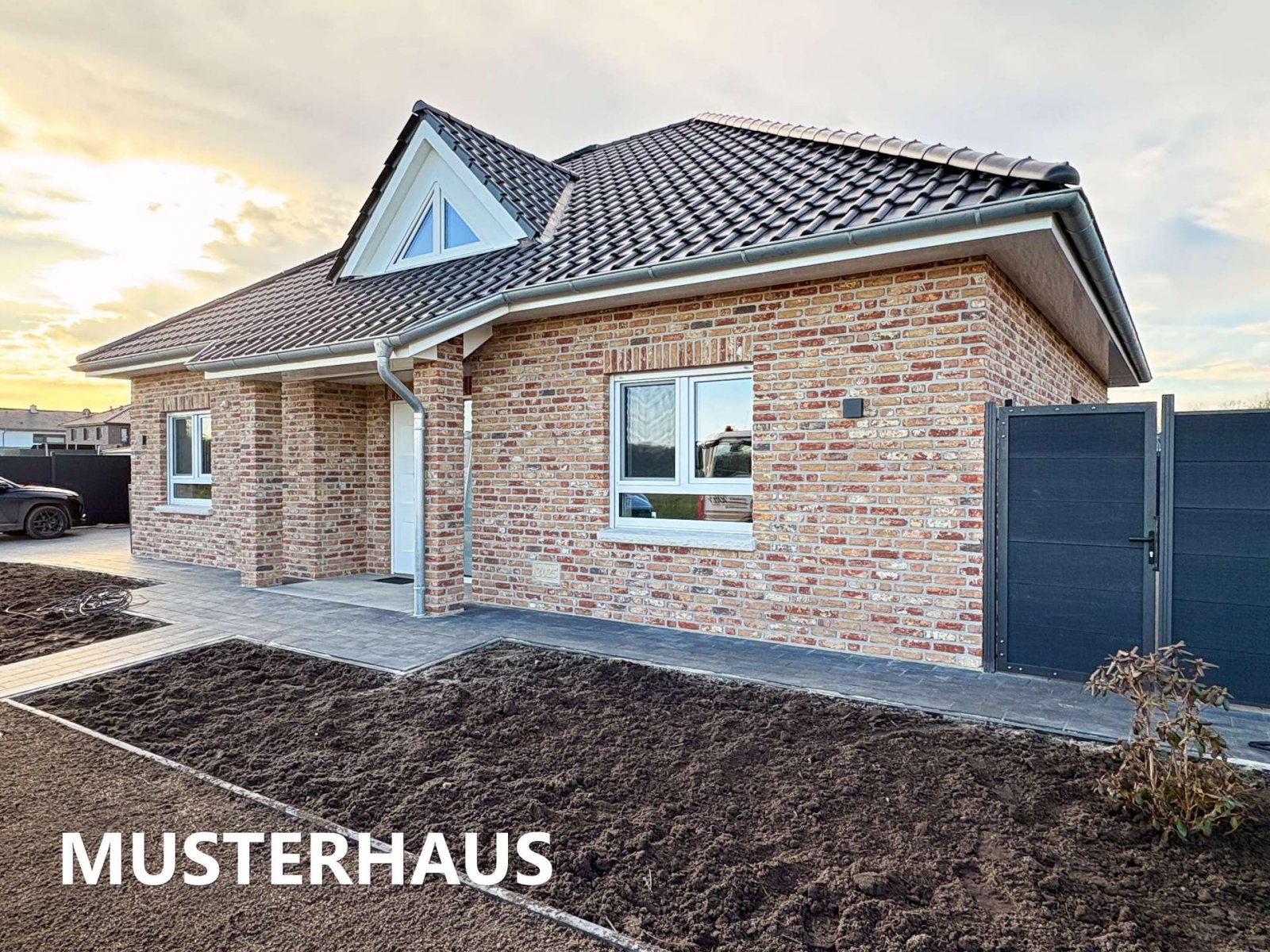 Zukunftssicher wohnen – klimafreundlicher moderner Neubau-Walmdachbungalow