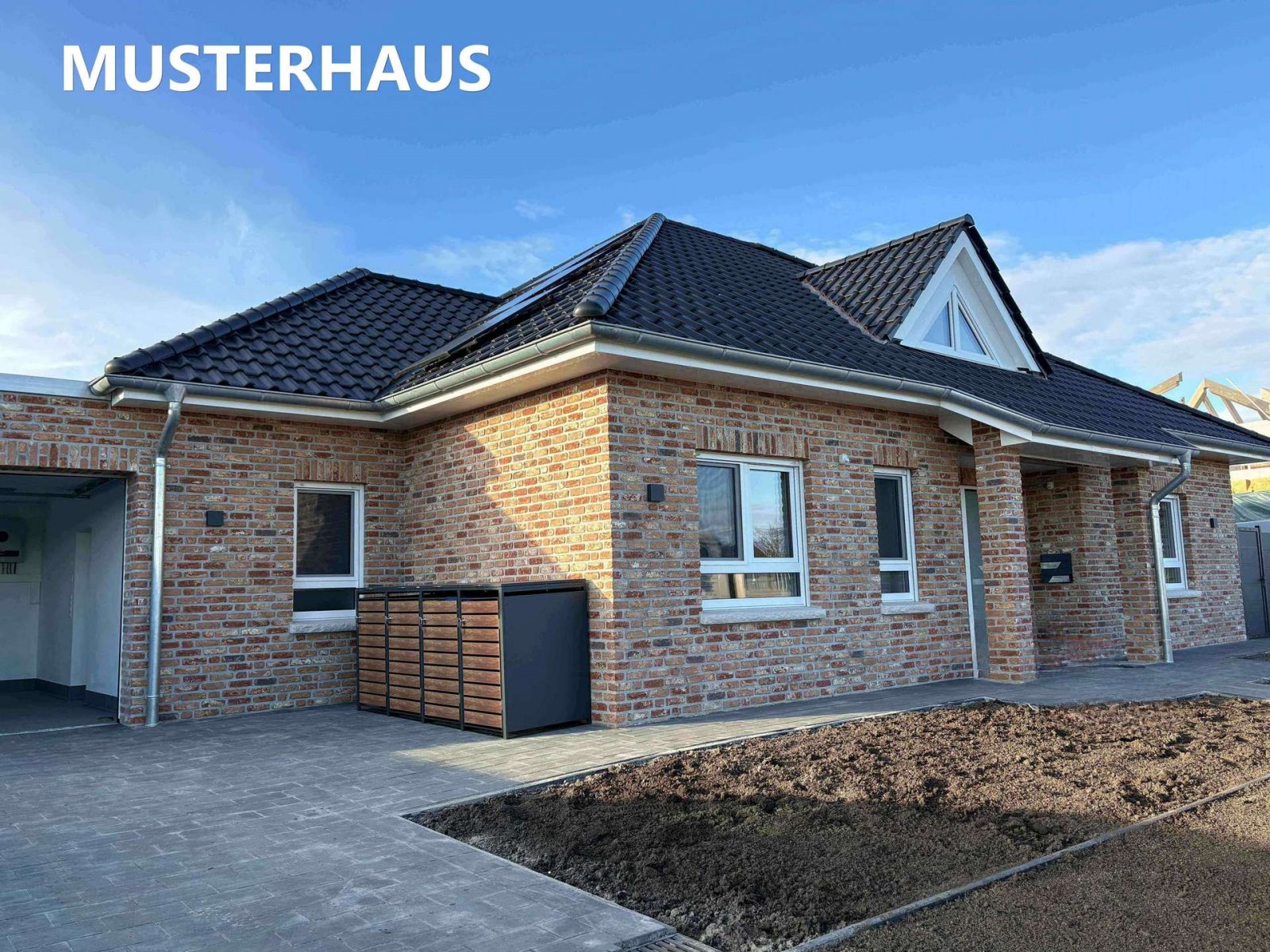 Zukunftssicher wohnen – klimafreundlicher moderner Neubau-Walmdachbungalow