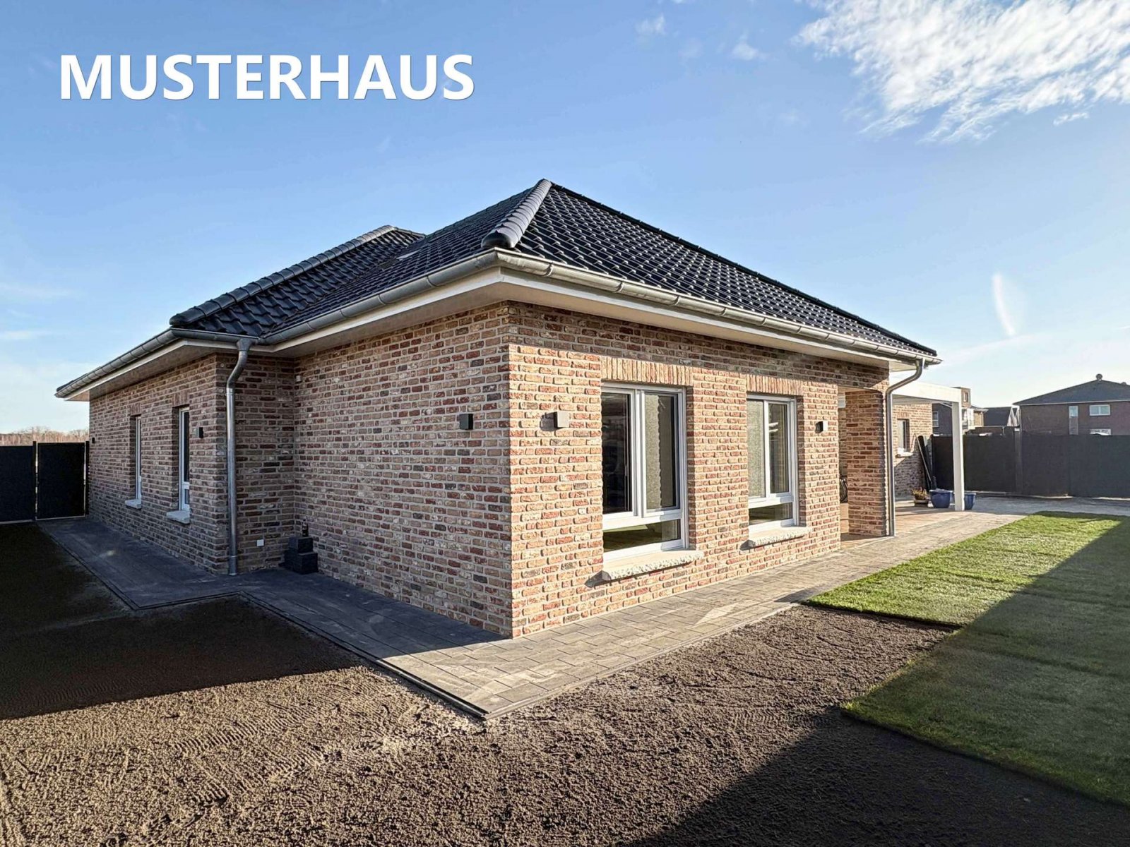 Zukunftssicher wohnen – klimafreundlicher moderner Neubau-Walmdachbungalow