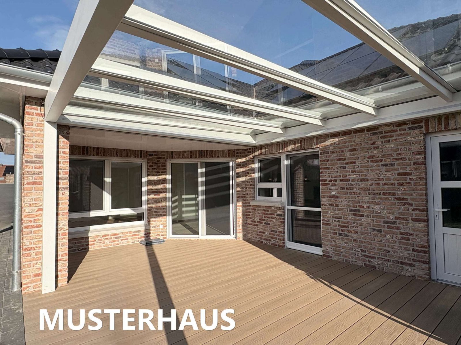 Zukunftssicher wohnen – klimafreundlicher moderner Neubau-Walmdachbungalow