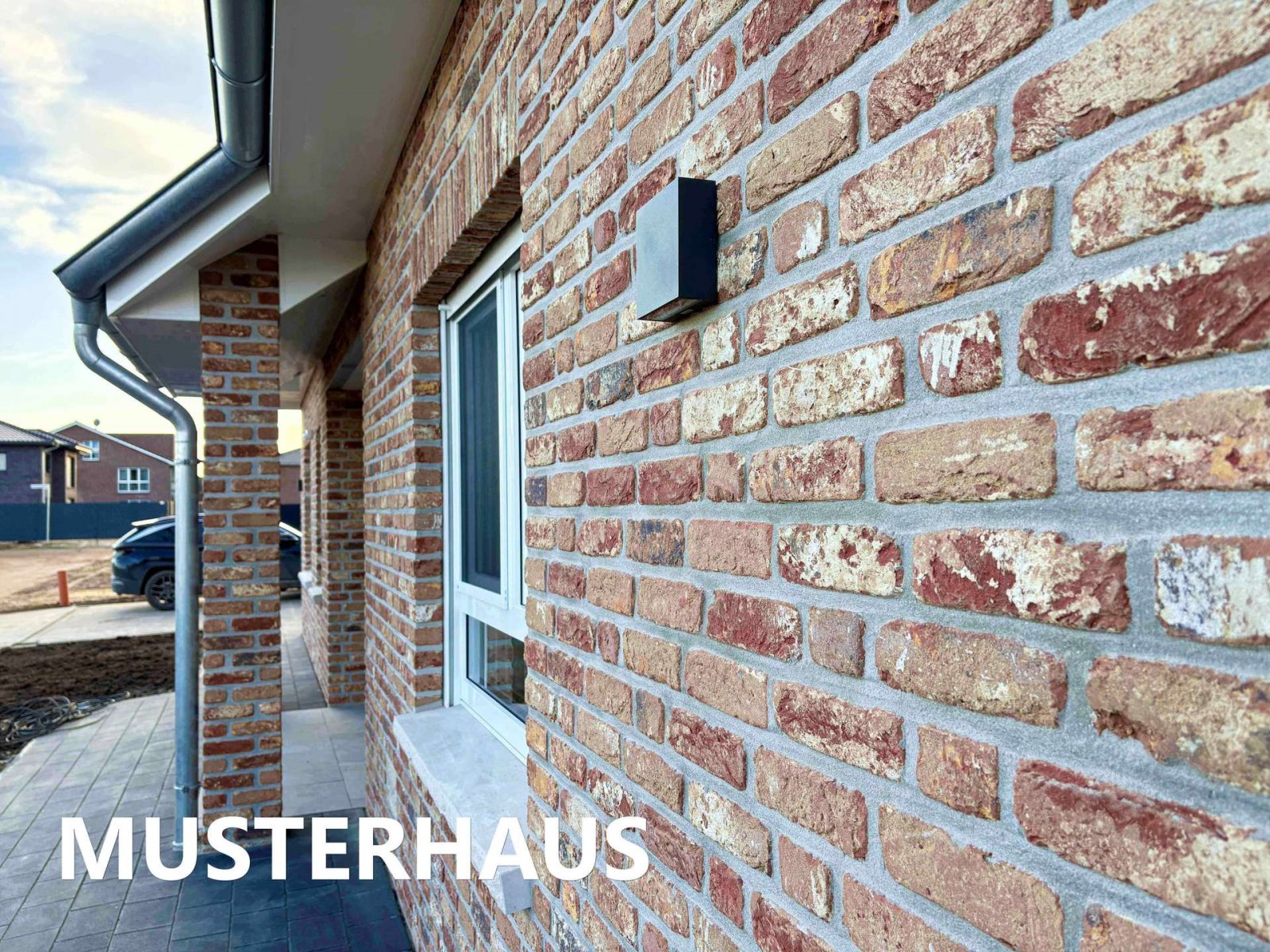 Zukunftssicher wohnen – klimafreundlicher moderner Neubau-Walmdachbungalow