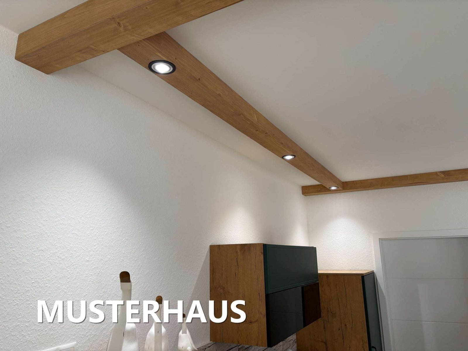 Zukunftssicher wohnen – klimafreundlicher moderner Neubau-Walmdachbungalow