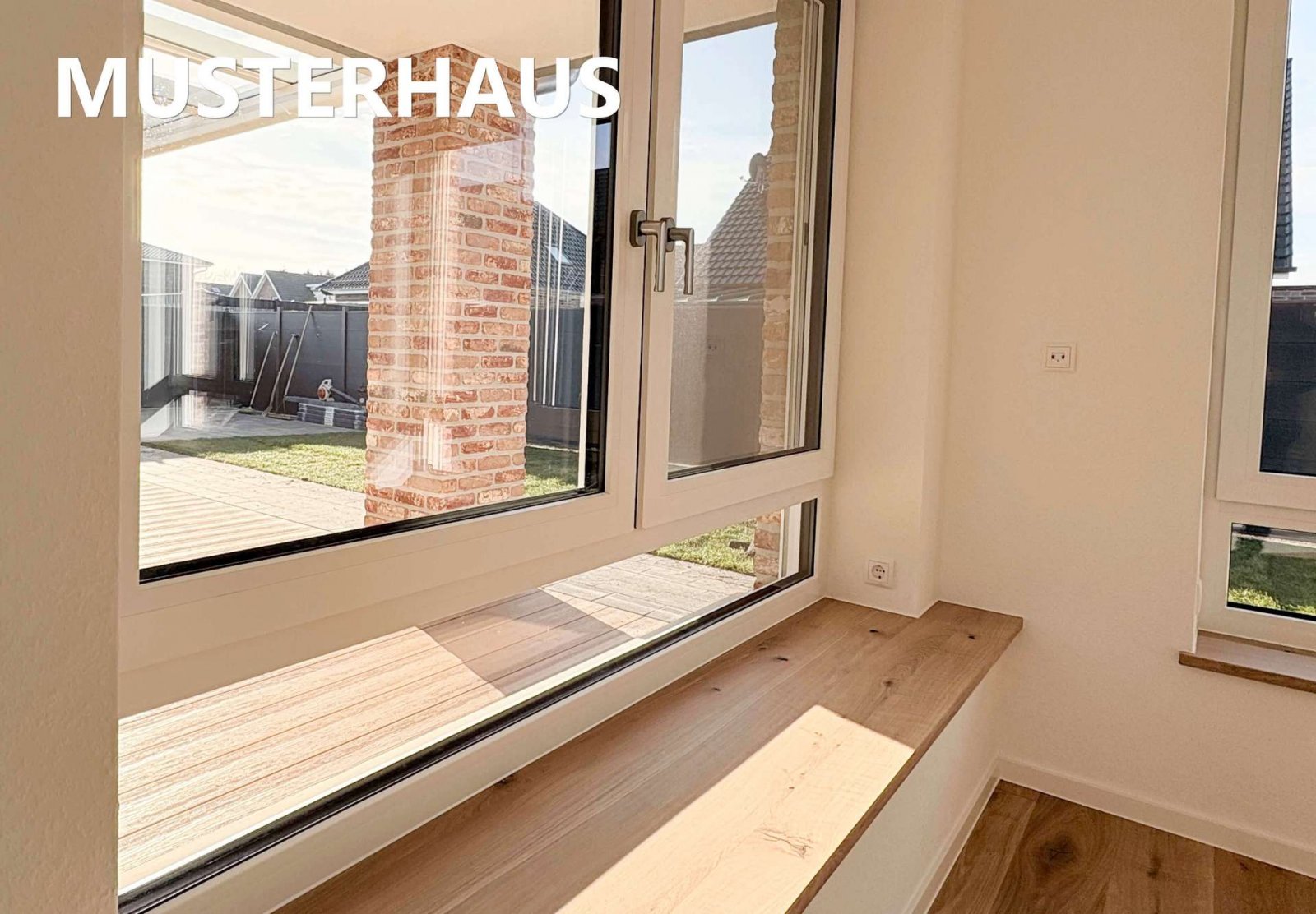 Zukunftssicher wohnen – klimafreundlicher moderner Neubau-Walmdachbungalow