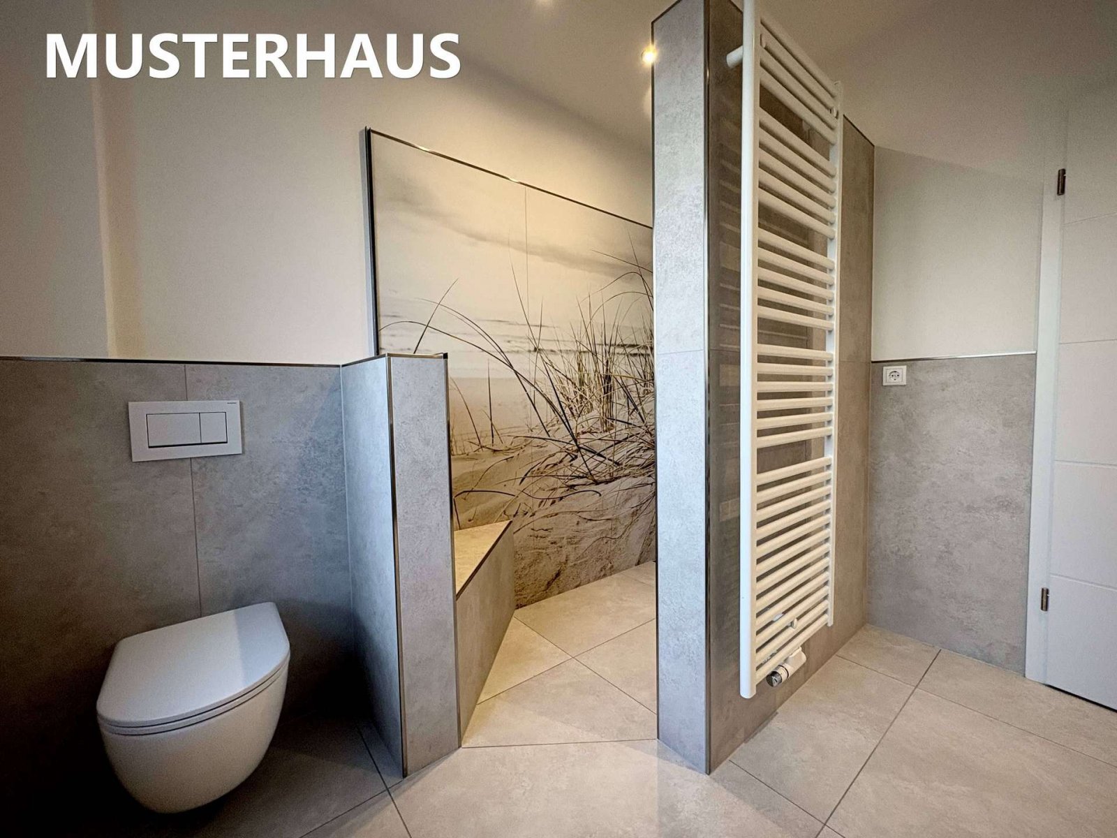 Zukunftssicher wohnen – klimafreundlicher moderner Neubau-Walmdachbungalow