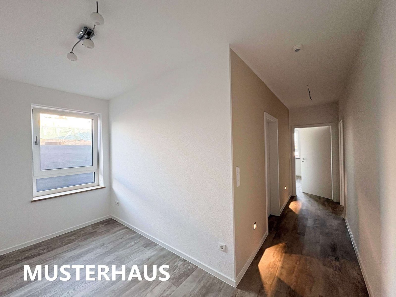 Zukunftssicher wohnen – klimafreundlicher moderner Neubau-Walmdachbungalow