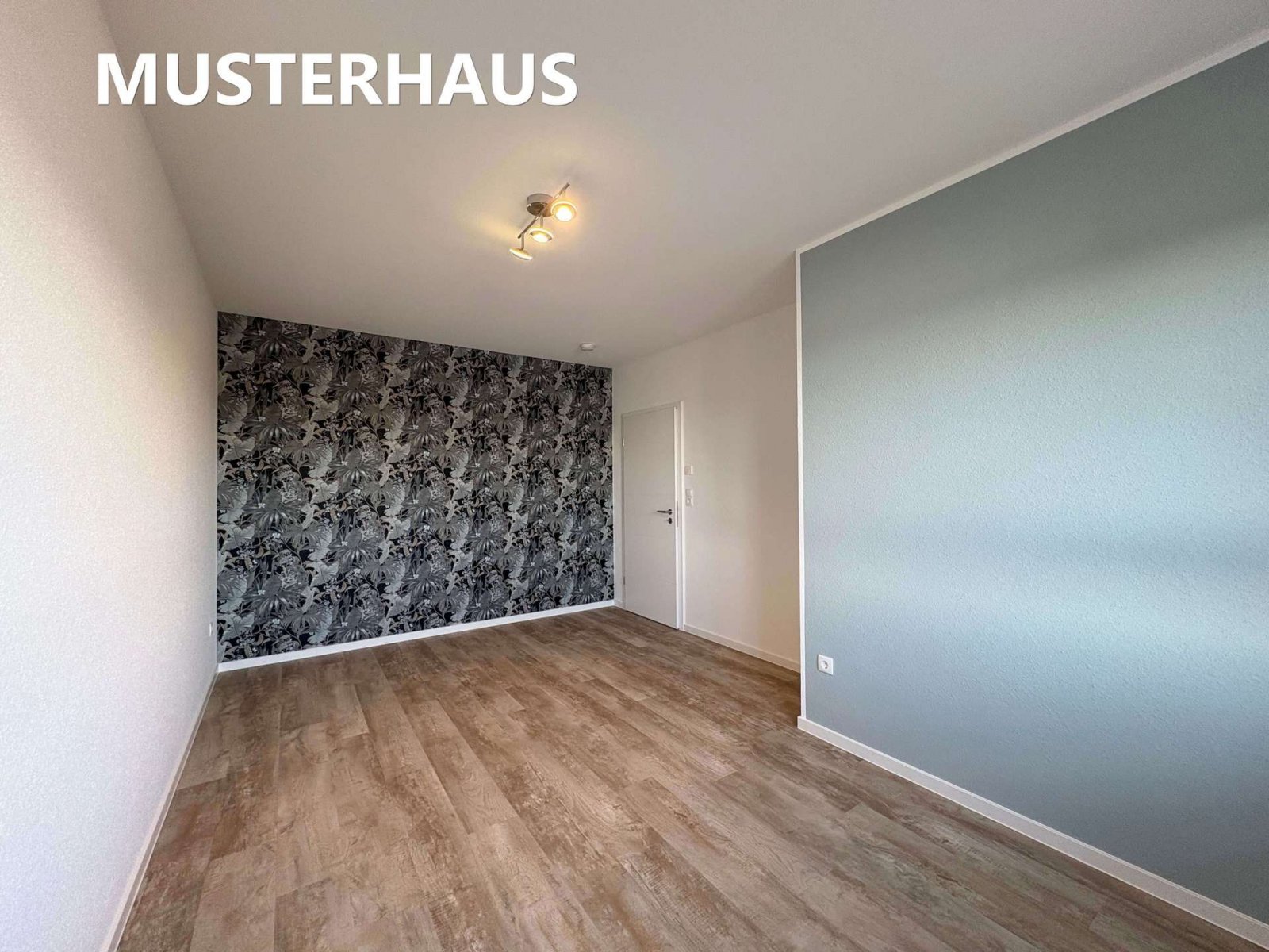 Zukunftssicher wohnen – klimafreundlicher moderner Neubau-Walmdachbungalow
