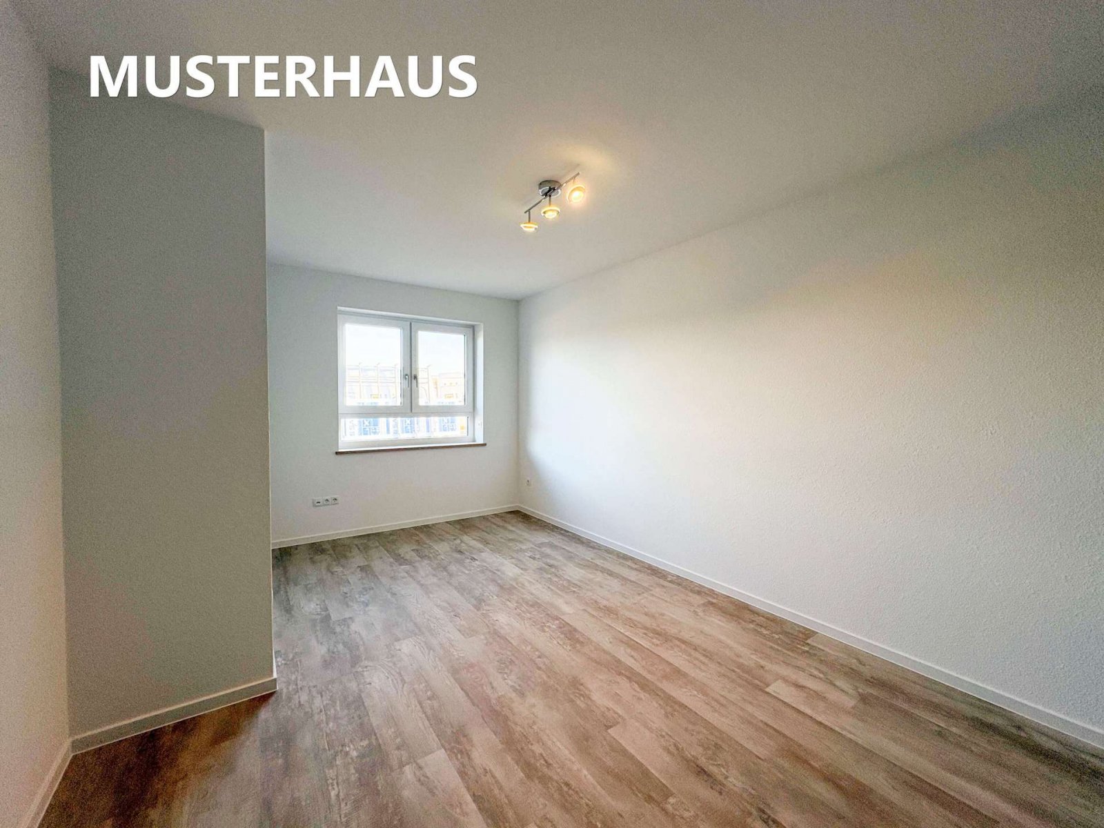 Zukunftssicher wohnen – klimafreundlicher moderner Neubau-Walmdachbungalow