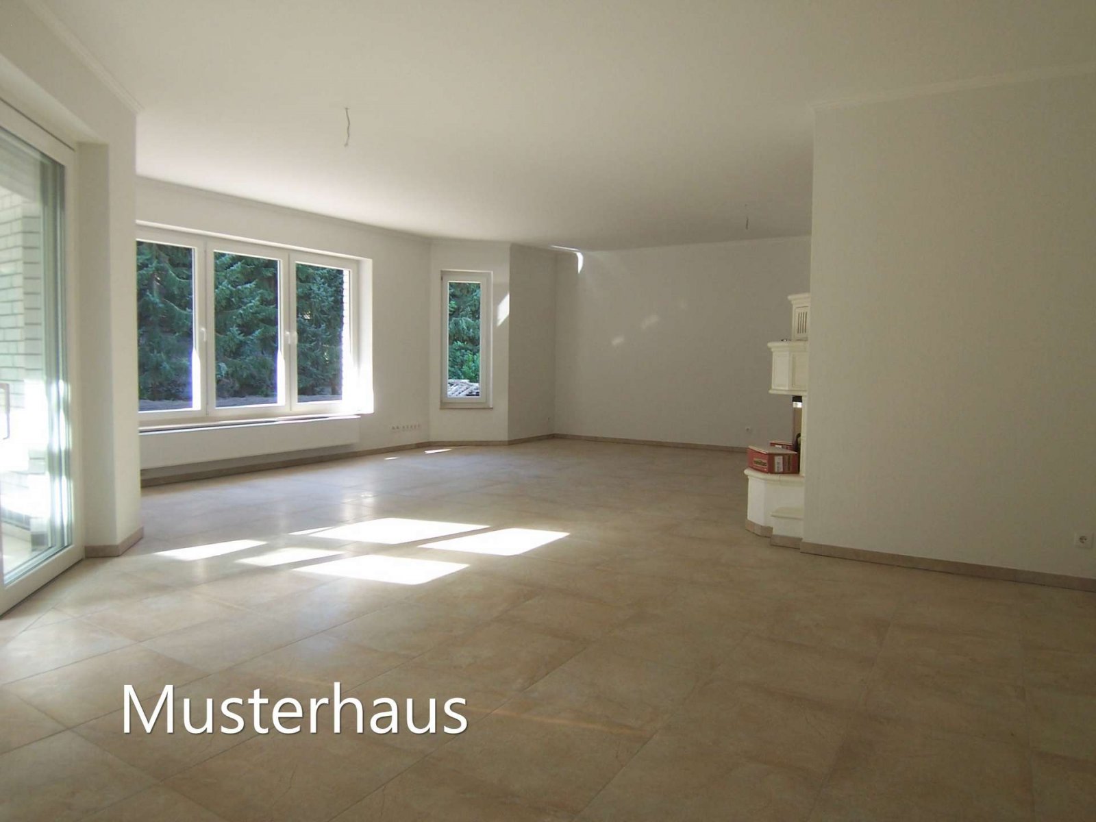 Repräsentativ wohnen: Moderner Walmdachbungalow schlüsselfertig zum Festpreis