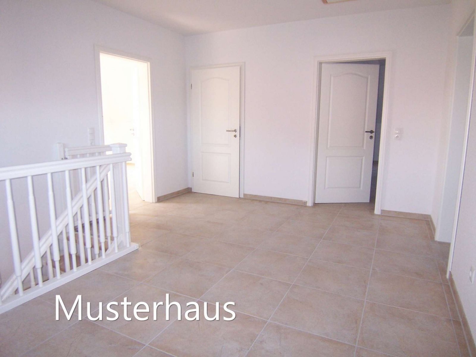 Repräsentativ wohnen: Moderner Walmdachbungalow schlüsselfertig zum Festpreis