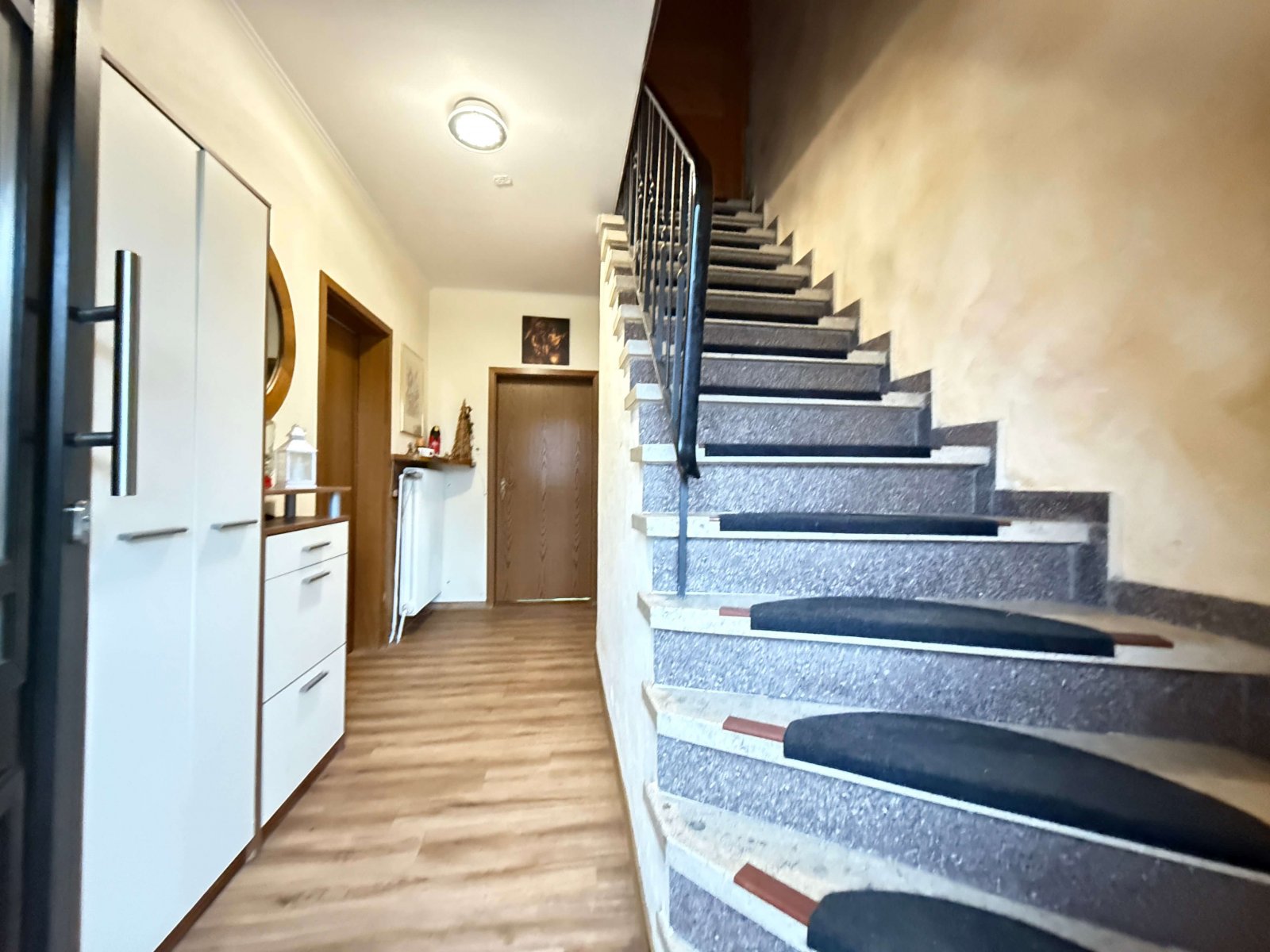 Käufer Provisionsfrei! Mehr Platz für Familie, Leben und Freizeit – Zweifamilienhaus mit ELW