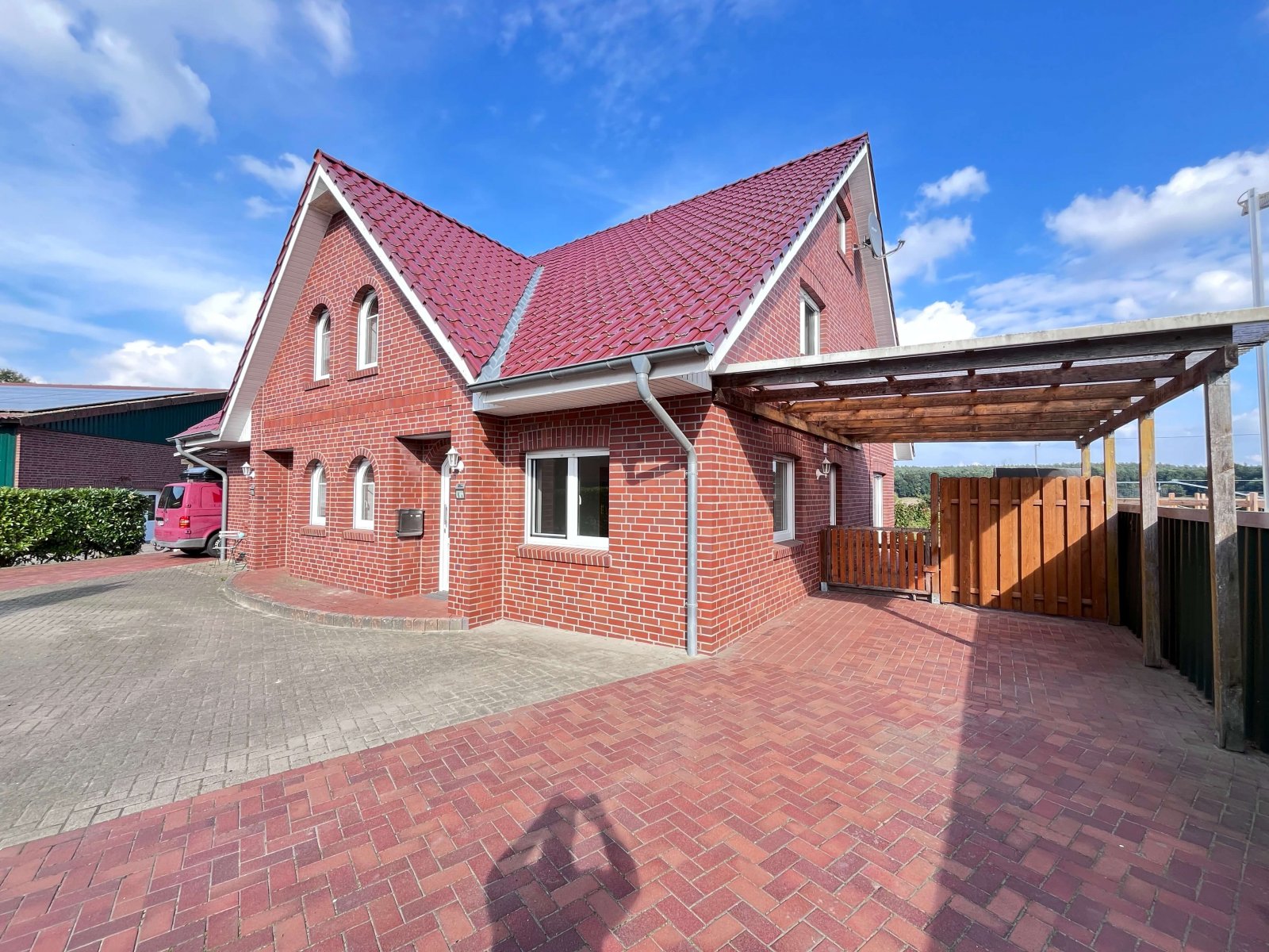 Ein Eldorado für Pferdesportler - Weitläufiges Anwesen mit Reithalle, Stallungen und PV-Anlage!