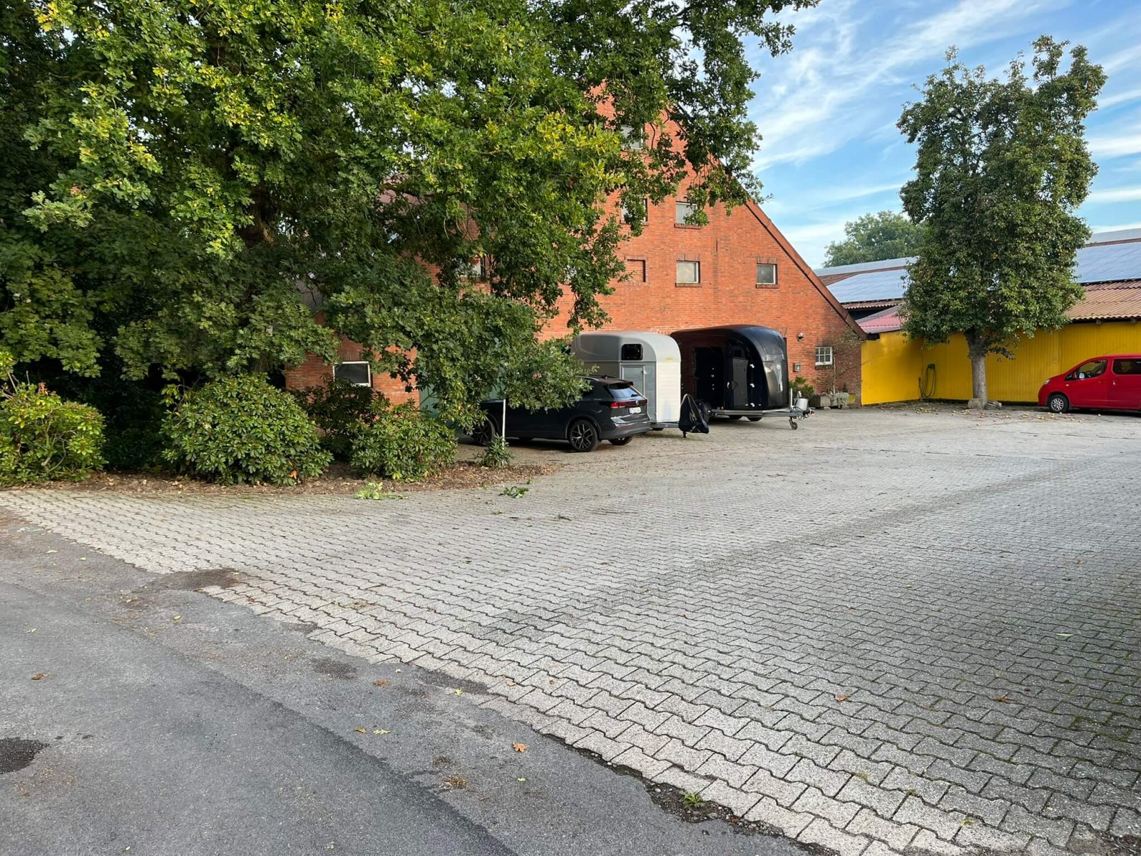 Ein Eldorado für Pferdesportler - Weitläufiges Anwesen mit Reithalle, Stallungen und PV-Anlage!