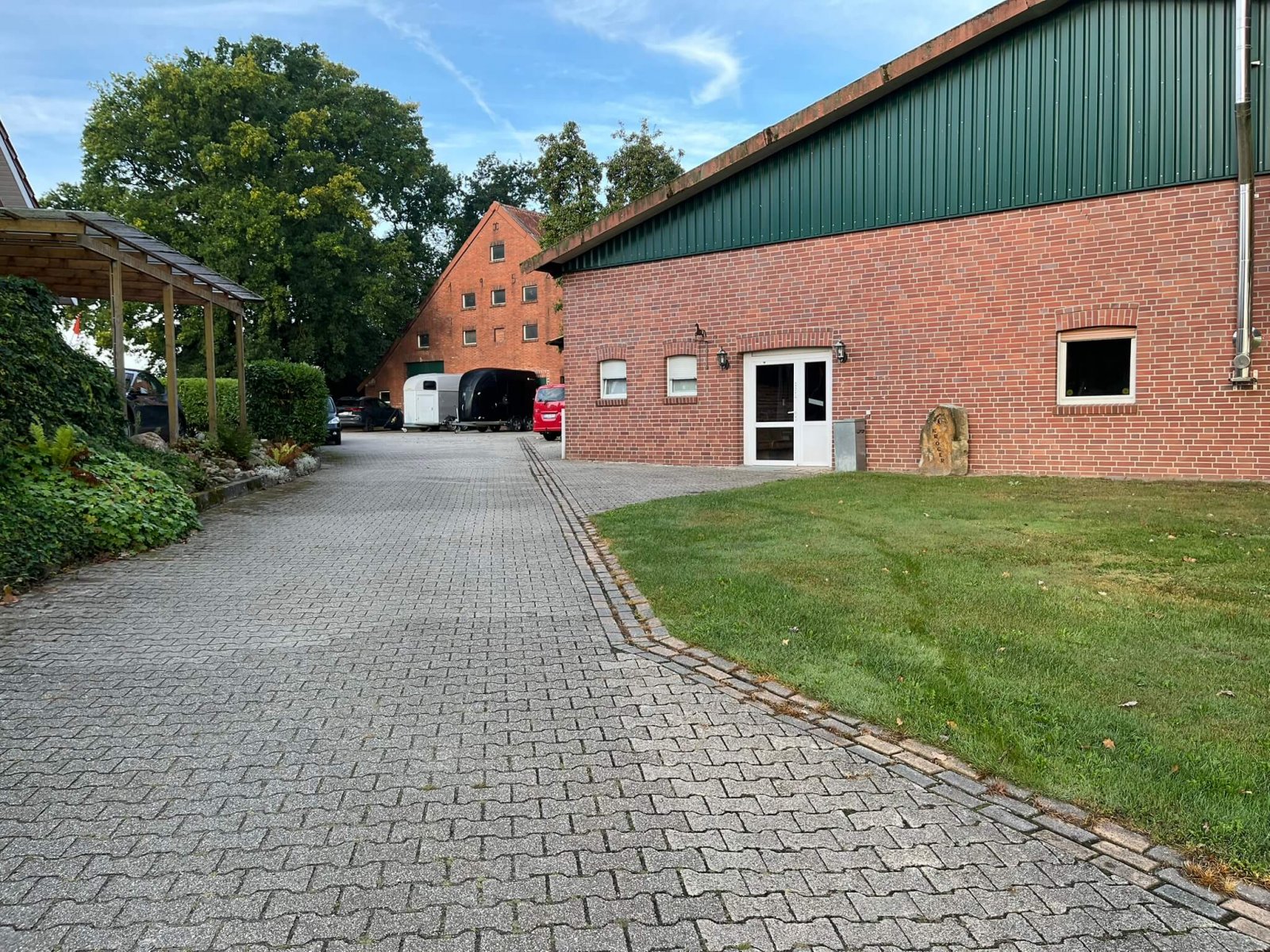 Ein Eldorado für Pferdesportler - Weitläufiges Anwesen mit Reithalle, Stallungen und PV-Anlage!