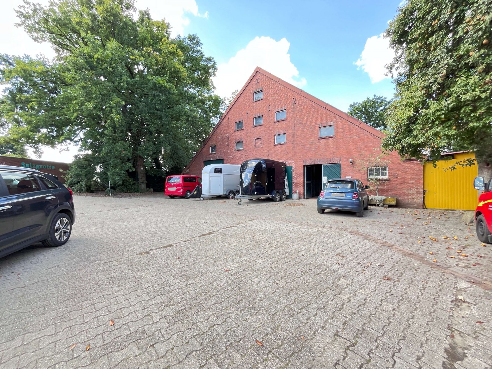 Ein Eldorado für Pferdesportler - Weitläufiges Anwesen mit Reithalle, Stallungen und PV-Anlage!