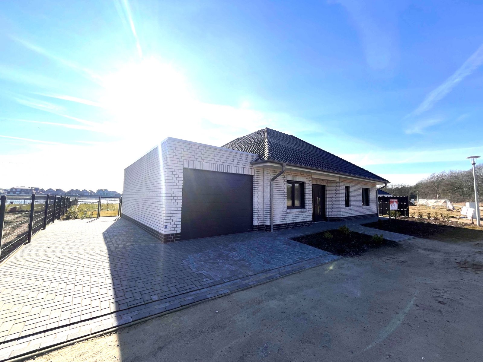 Provisionsfrei für Käufer: Exklusiver KFW 55 -Walmdachbungalow am See - Traumhaft