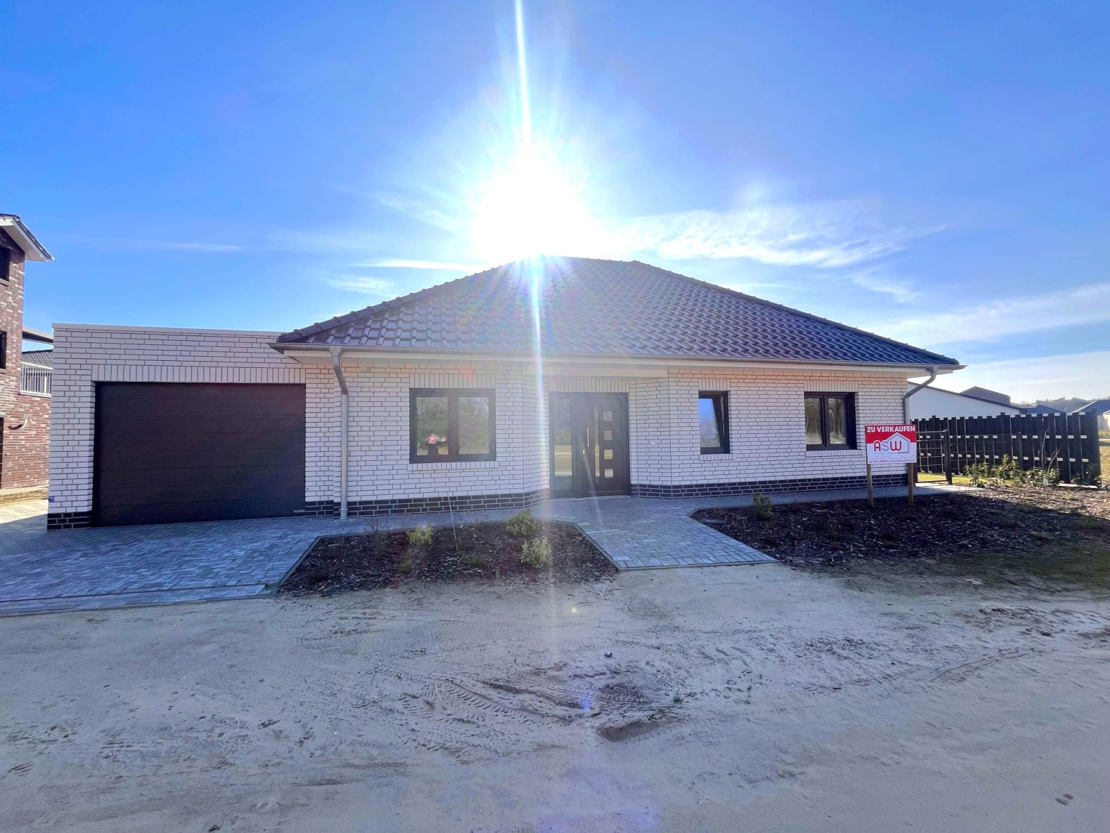 Provisionsfrei für Käufer: Exklusiver KFW 55 -Walmdachbungalow am See - Traumhaft