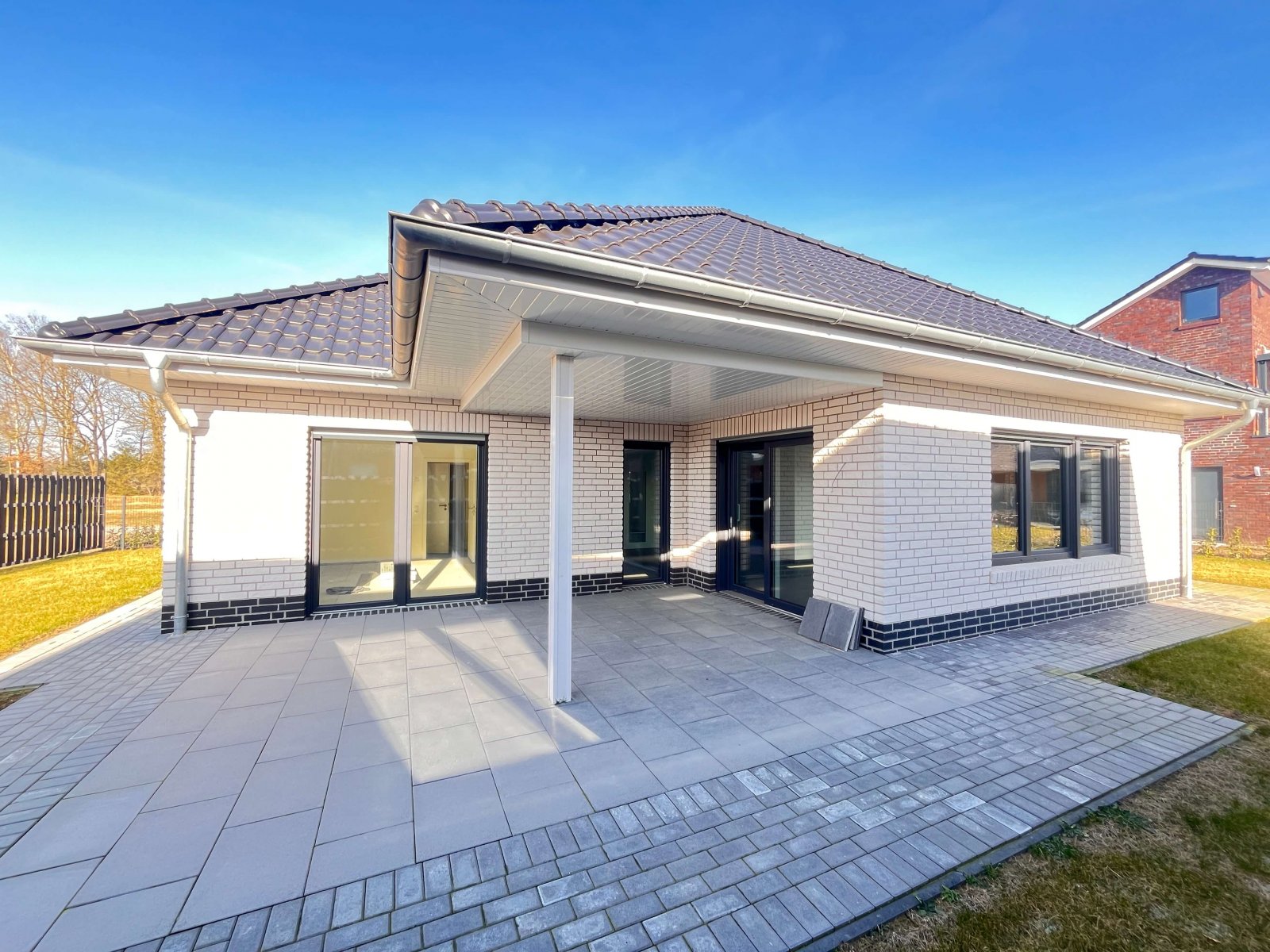 Provisionsfrei für Käufer: Exklusiver KFW 55 -Walmdachbungalow am See - Traumhaft