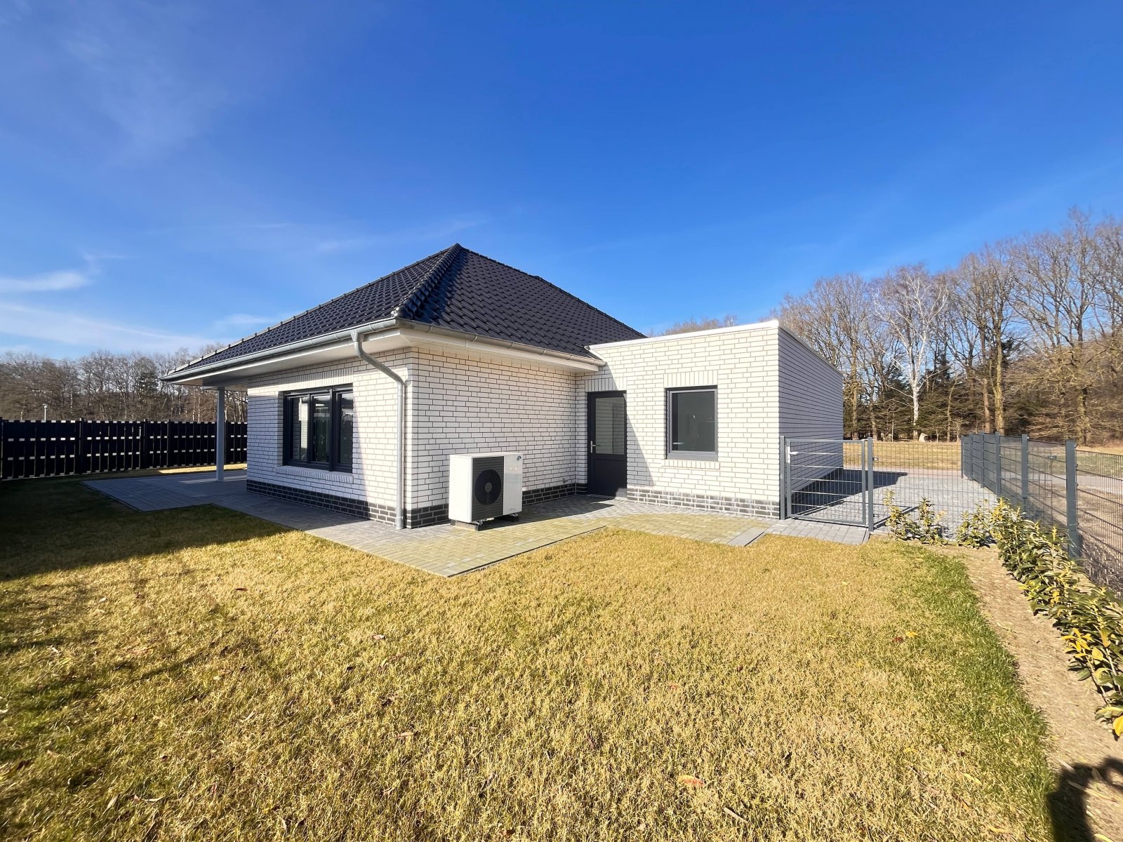 Provisionsfrei für Käufer: Exklusiver KFW 55 -Walmdachbungalow am See - Traumhaft