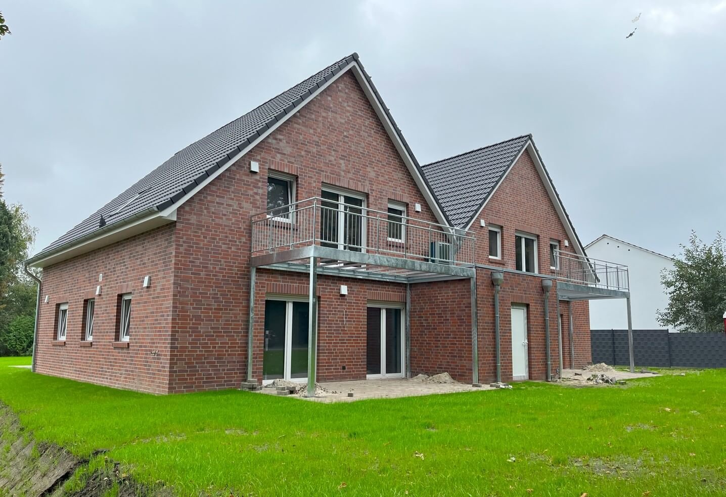 Neubau Mehrfamilienhaus mit 4 Wohnungen in Stadtrandlage