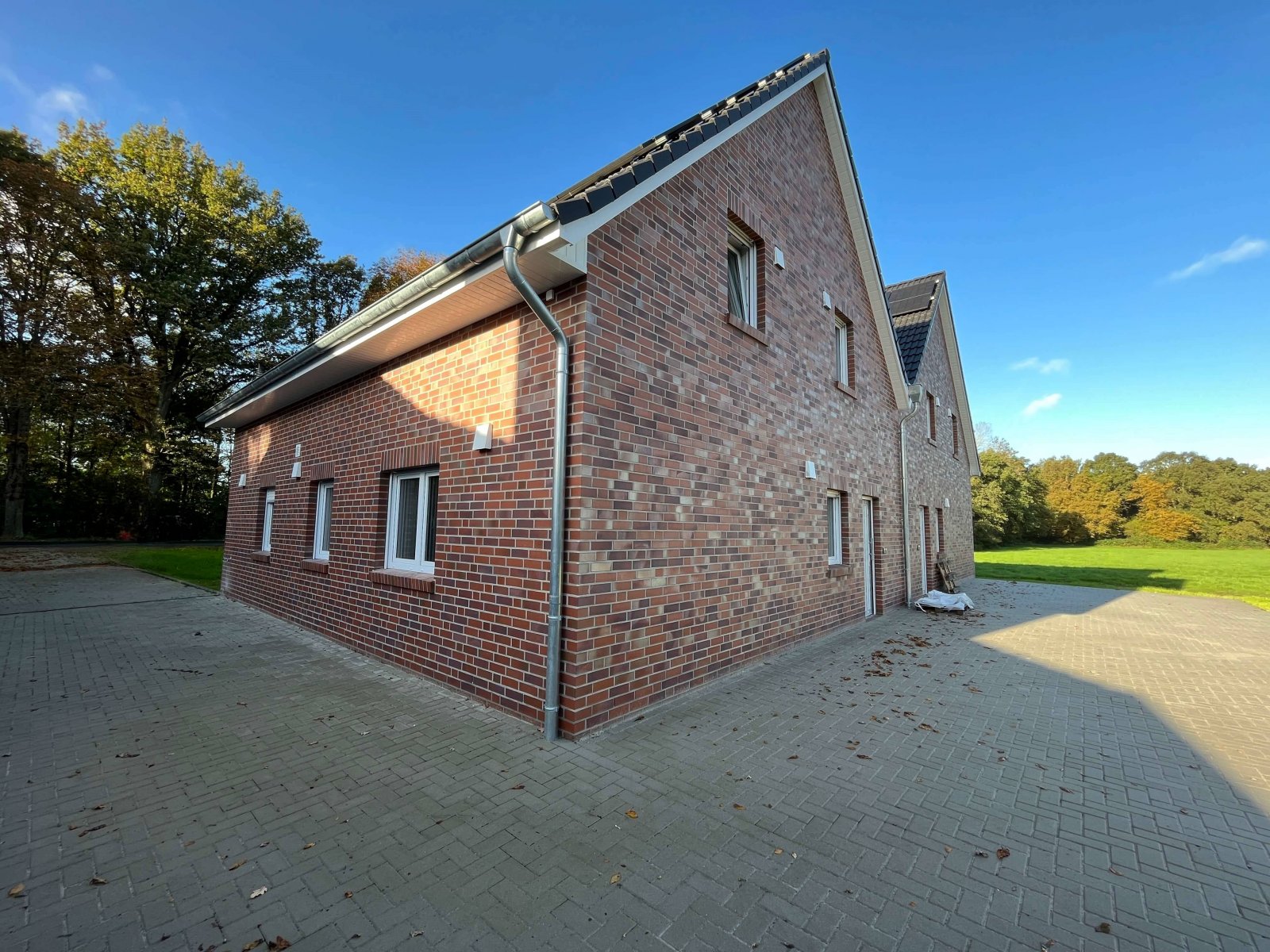 Neubau Mehrfamilienhaus mit 4 Wohnungen in Stadtrandlage