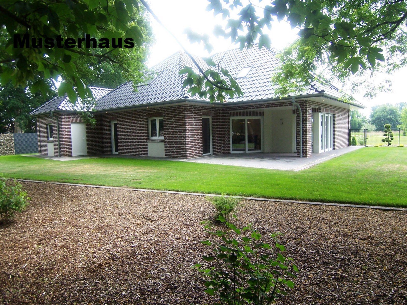 Neubau Winkelwalmdachbungalow in ruhiger Wohnlage!