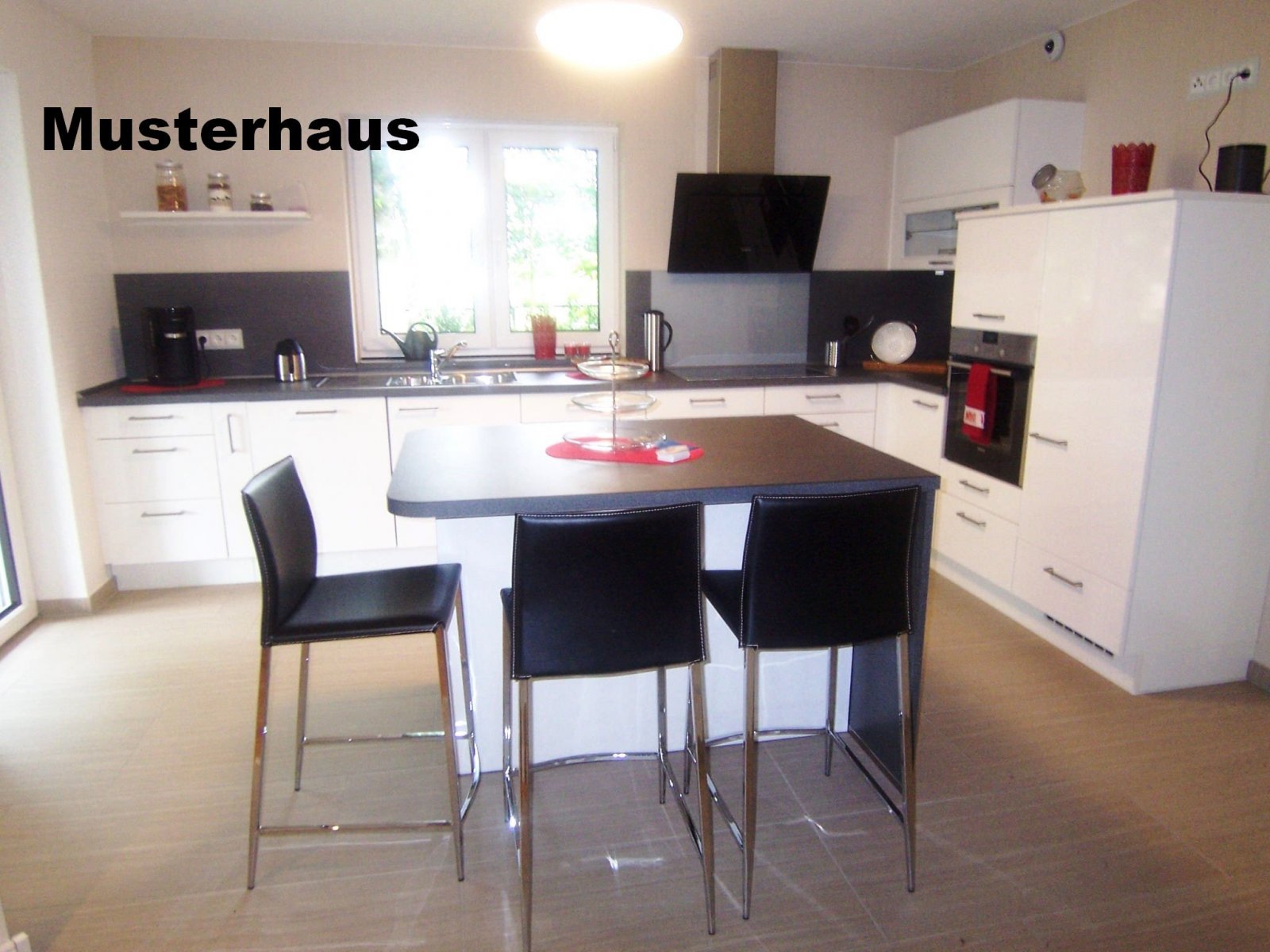 Neubau Winkelwalmdachbungalow in ruhiger Wohnlage!