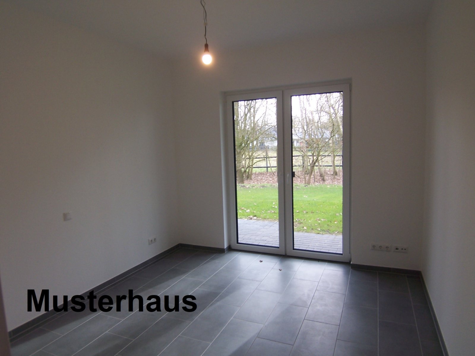 Überaus ansprechender Neubau – Satteldachbungalow in ruhiger Wohnlage