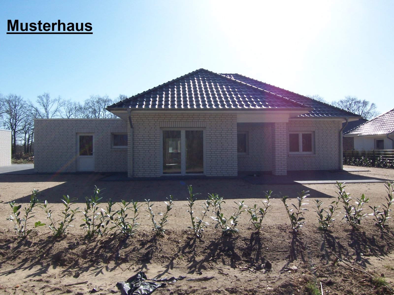 Moderner Neubau-Winkelwalmdachbungalow in ruhiger Wohnlage