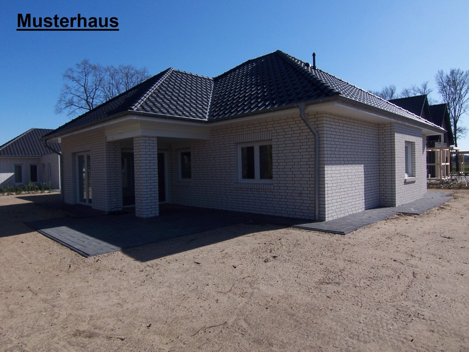 Moderner Neubau-Winkelwalmdachbungalow in ruhiger Wohnlage