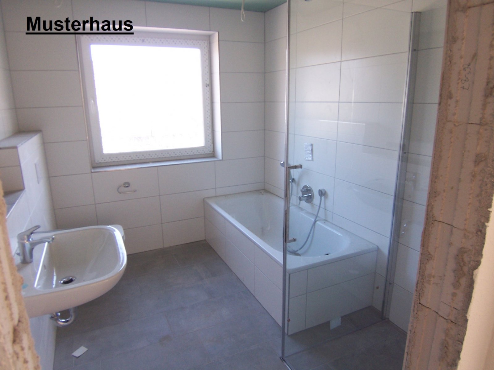 Moderner Neubau-Winkelwalmdachbungalow in ruhiger Wohnlage