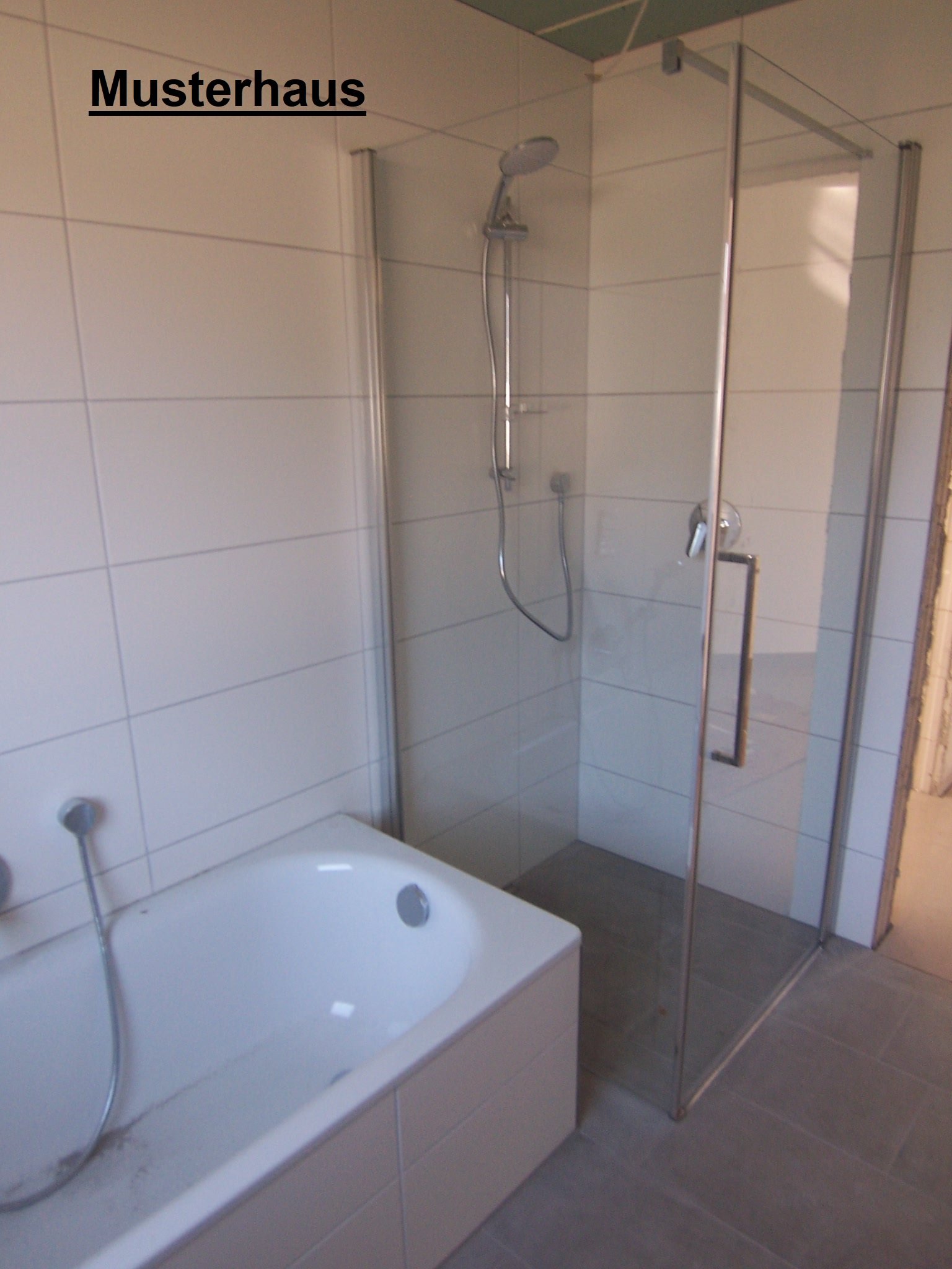 Moderner Neubau-Winkelwalmdachbungalow in ruhiger Wohnlage