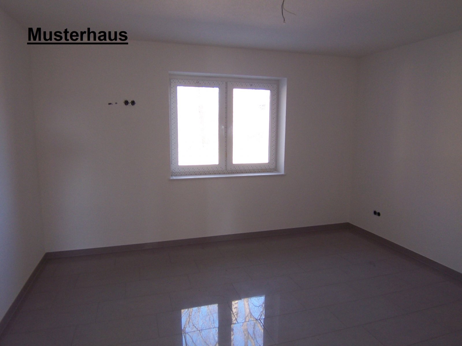 Moderner Neubau-Winkelwalmdachbungalow in ruhiger Wohnlage