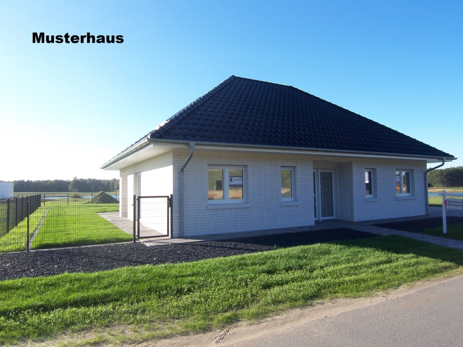 Moderner Neubau-Winkelwalmdachbungalow in Parklage! 