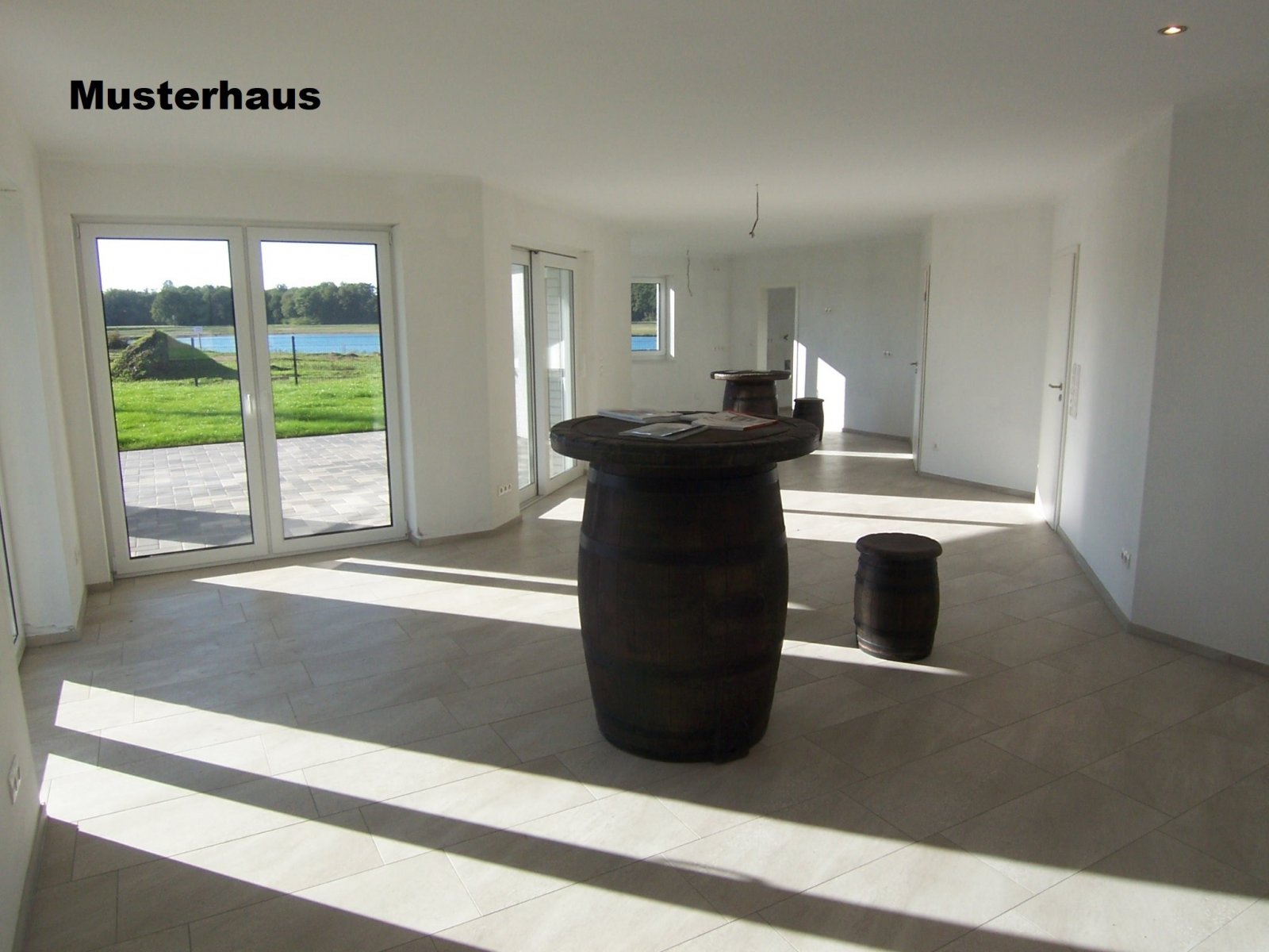 Moderner Neubau-Winkelwalmdachbungalow in Parklage!