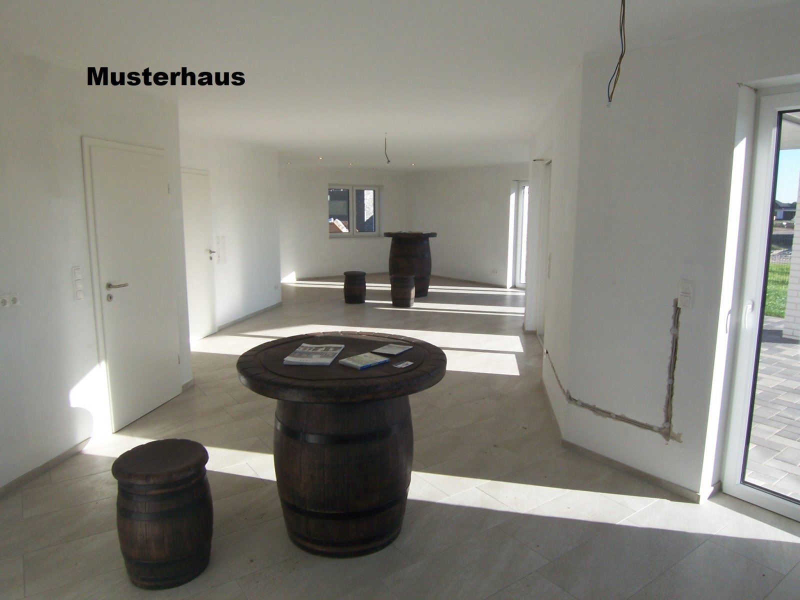 Moderner Neubau-Winkelwalmdachbungalow in Parklage!