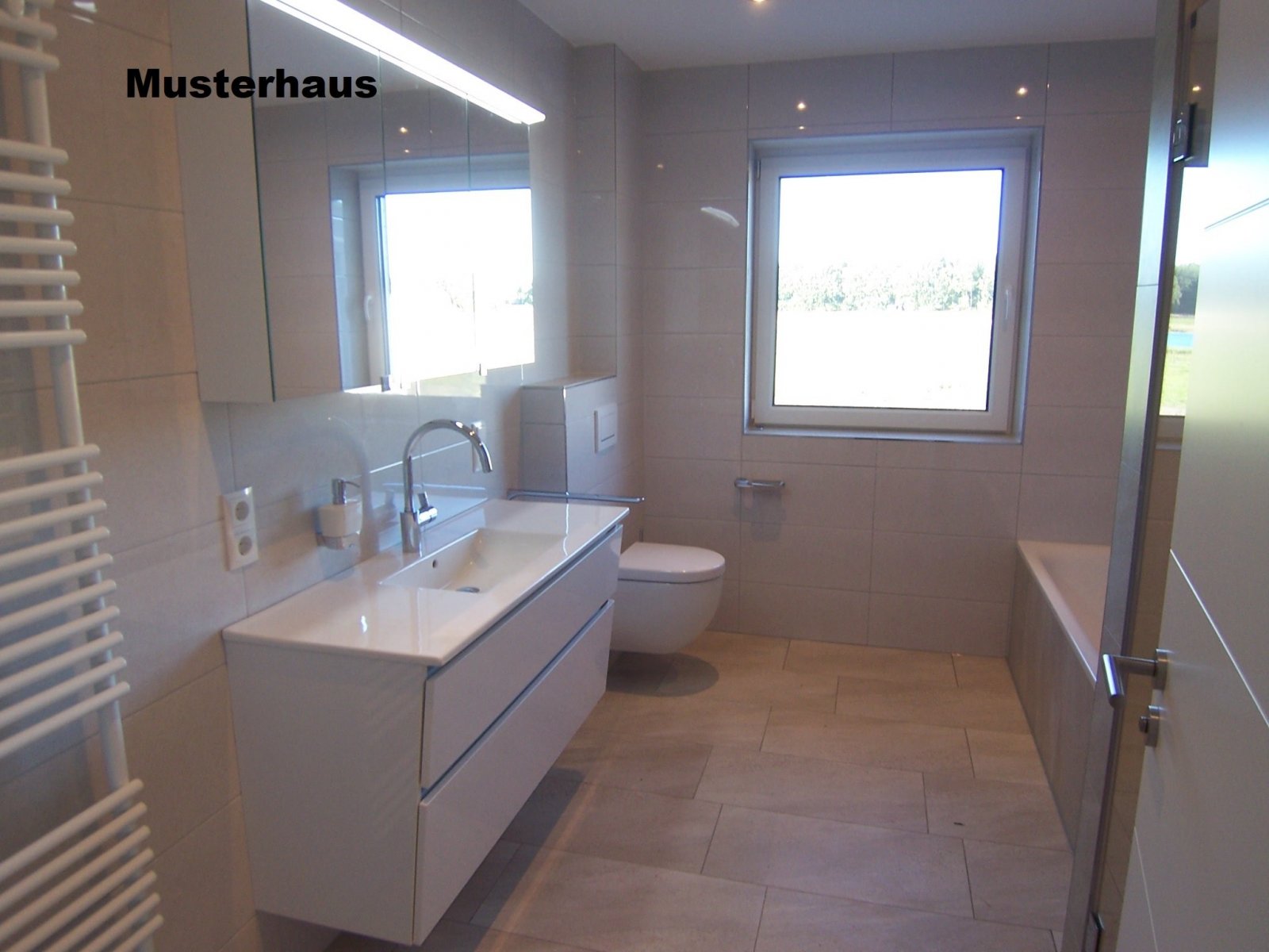 Moderner Neubau-Winkelwalmdachbungalow in Parklage!