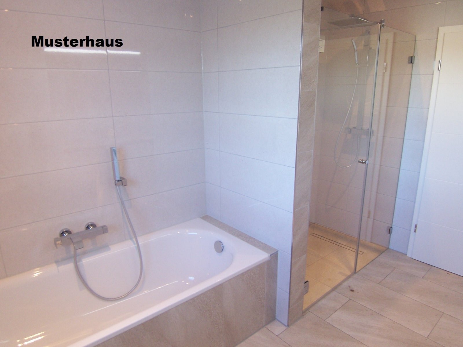 Moderner Neubau-Winkelwalmdachbungalow in Parklage!