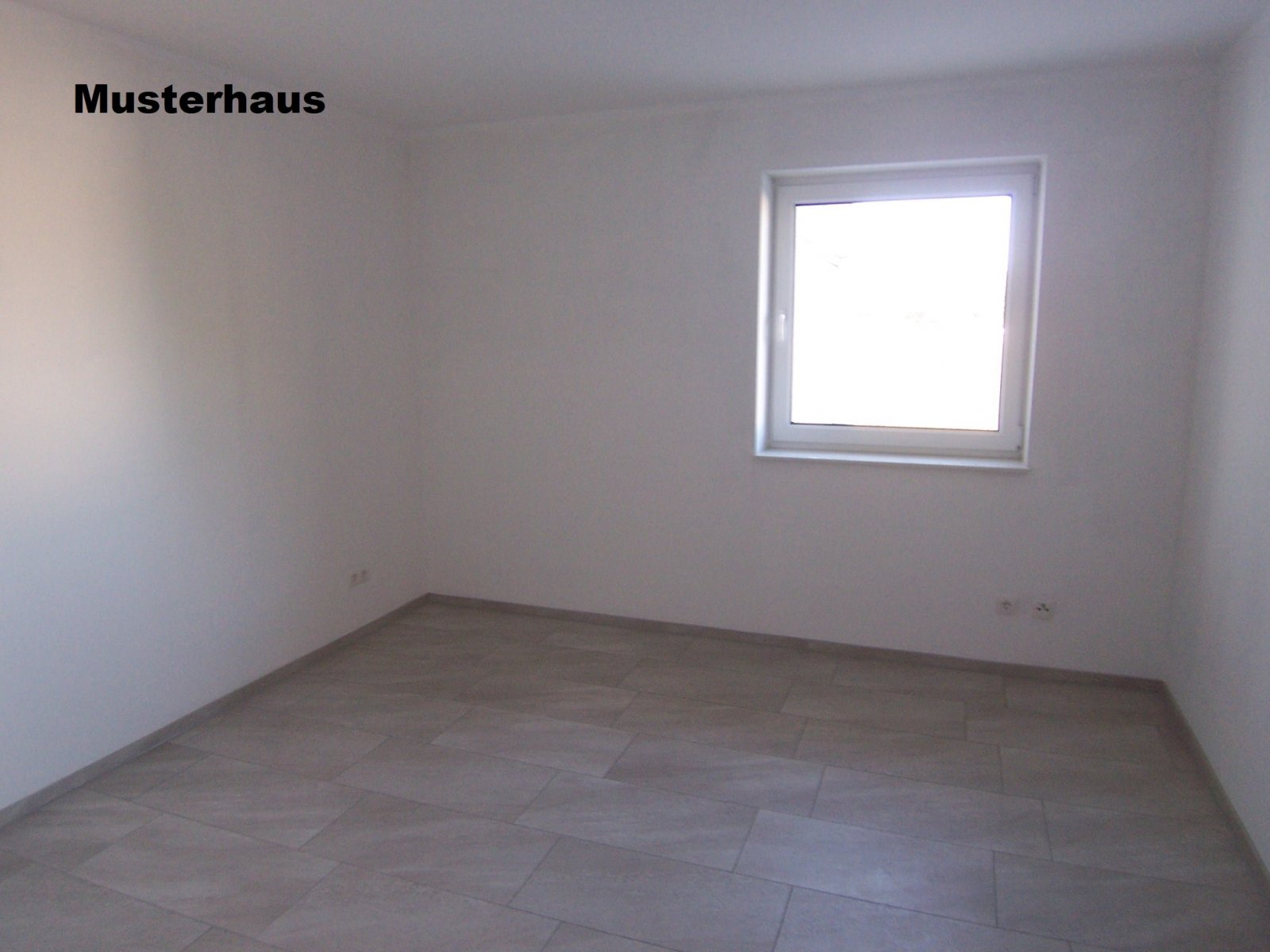 Moderner Neubau-Winkelwalmdachbungalow in Parklage!