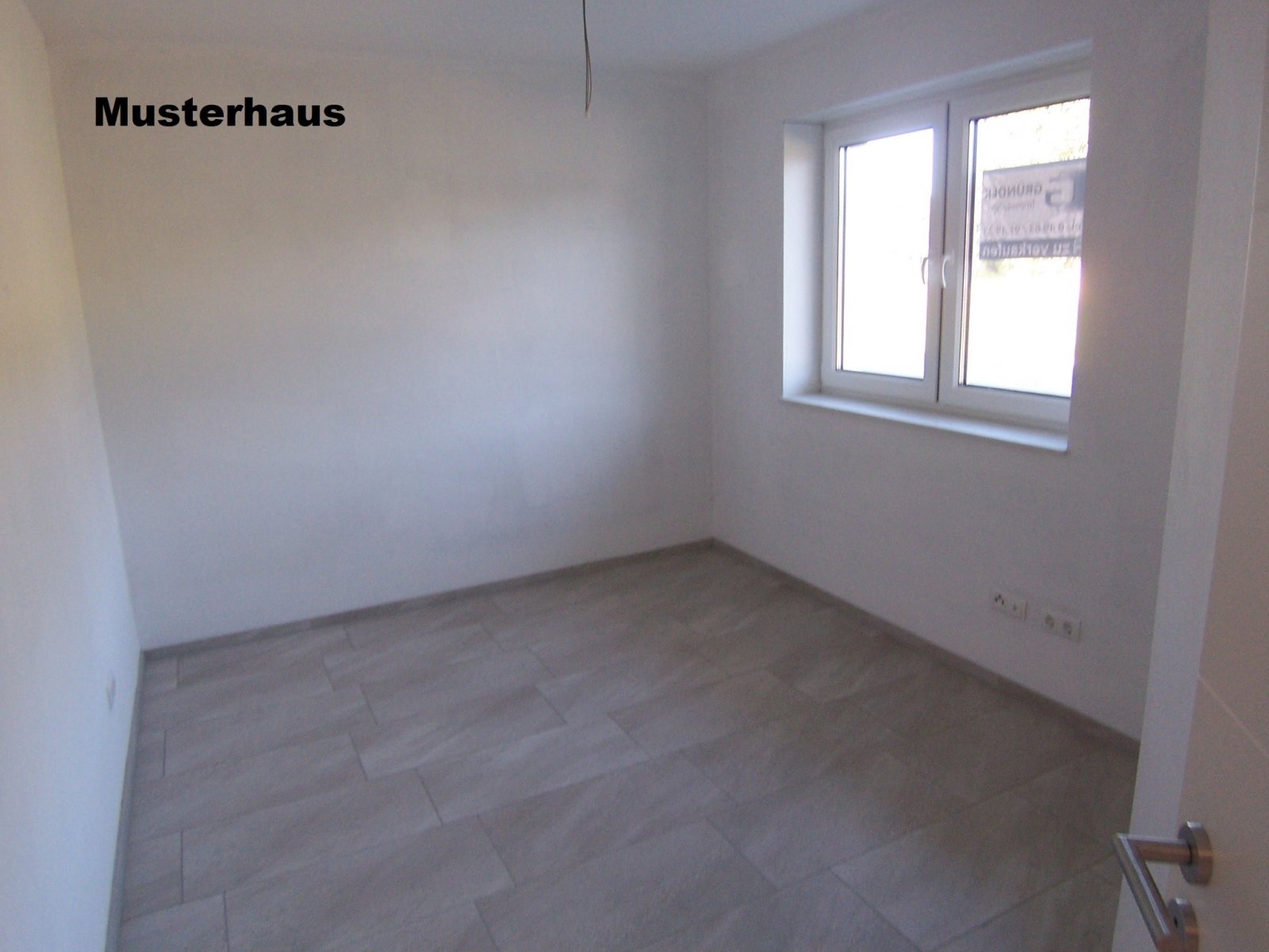 Moderner Neubau-Winkelwalmdachbungalow in Parklage!