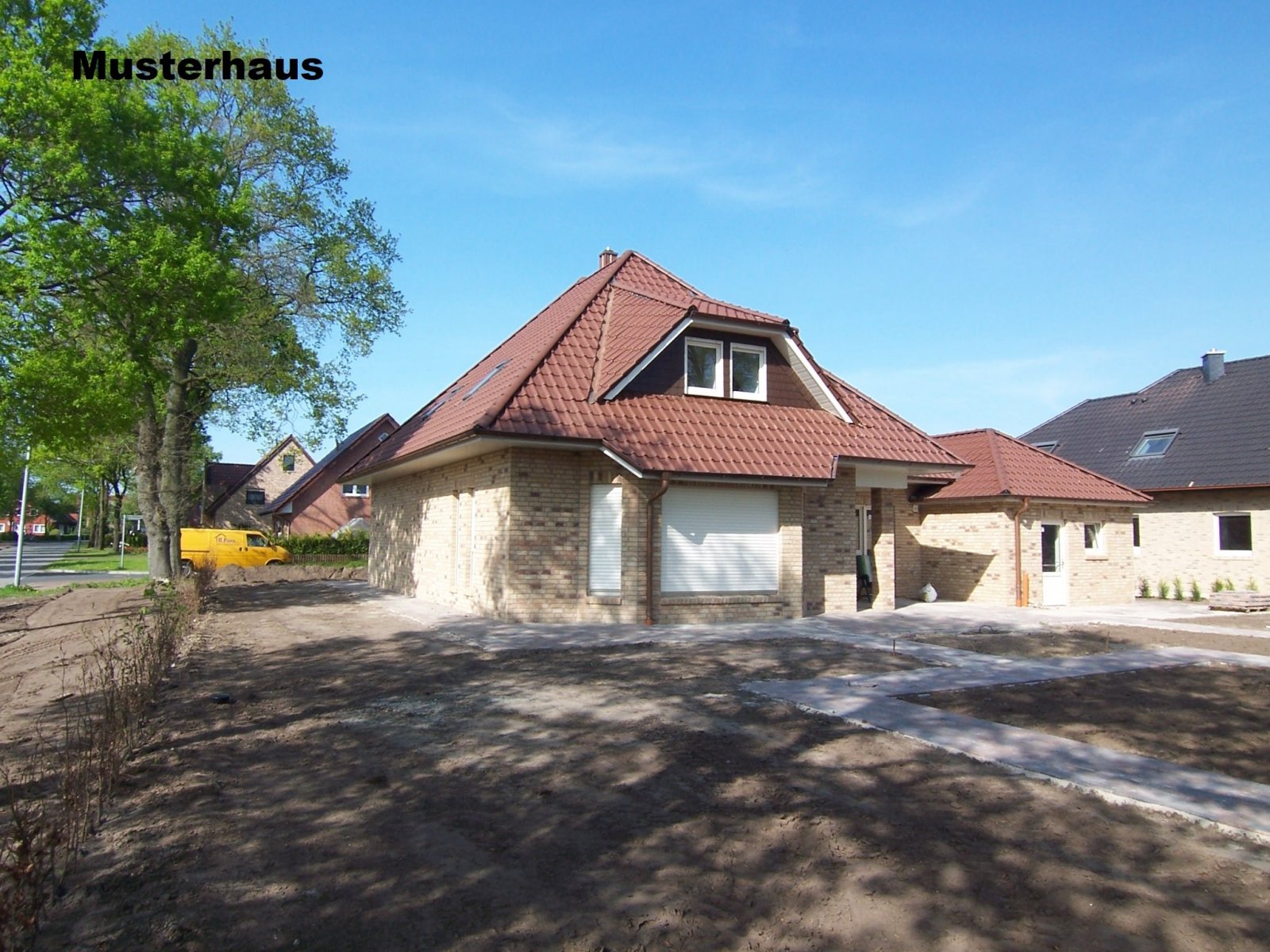 Exklusiver Neubau Winkelwalmdachbungalow in ruhiger Wohnlage