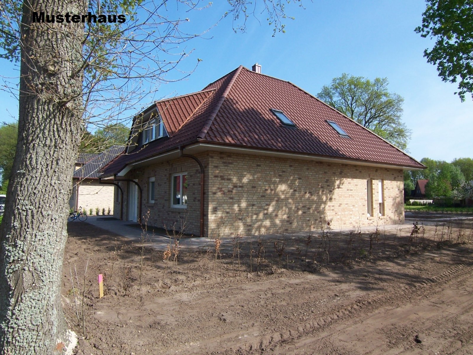 Exklusiver Neubau Winkelwalmdachbungalow in ruhiger Wohnlage