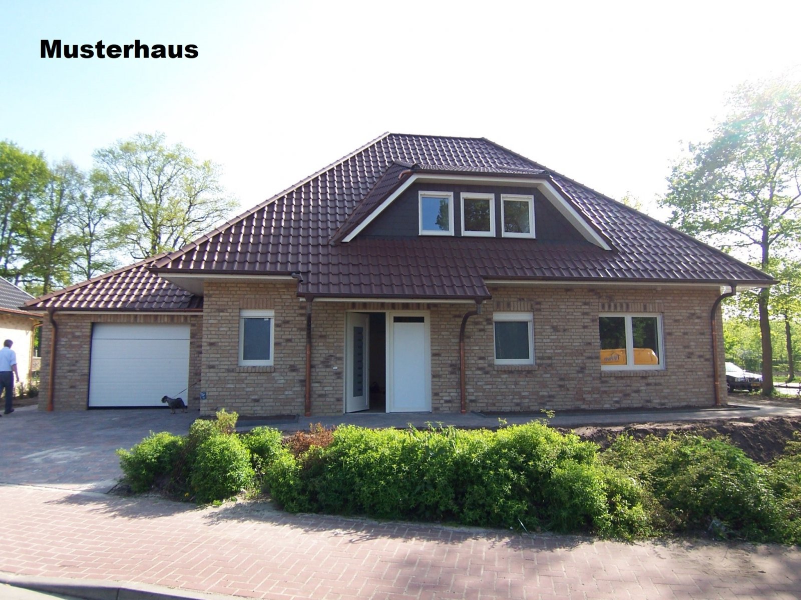 Exklusiver Neubau Winkelwalmdachbungalow in ruhiger Wohnlage