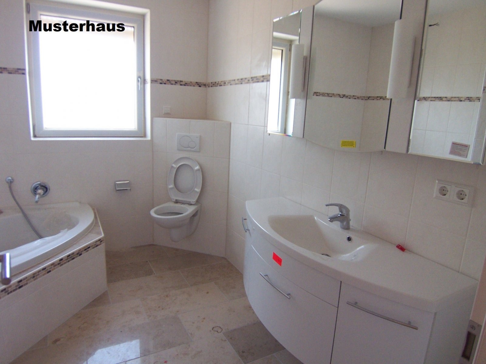 Exklusiver Neubau Winkelwalmdachbungalow in ruhiger Wohnlage