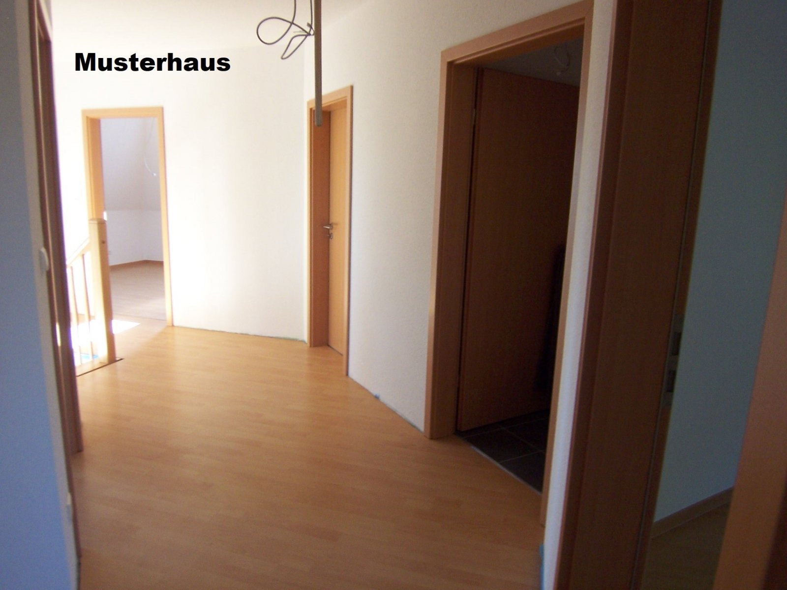 Exklusiver Neubau Winkelwalmdachbungalow in ruhiger Wohnlage